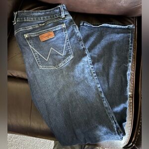 Women’s 19x32 wrangler bootcut jeans.